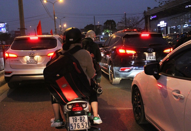 Người dân đổ về Hà Nội sau kỳ nghỉ, đường phố nội thành thông thoáng - Ảnh 6