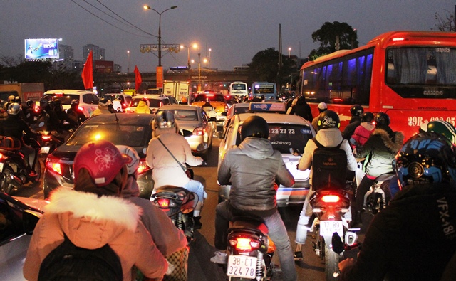 Người dân đổ về Hà Nội sau kỳ nghỉ, đường phố nội thành thông thoáng - Ảnh 7