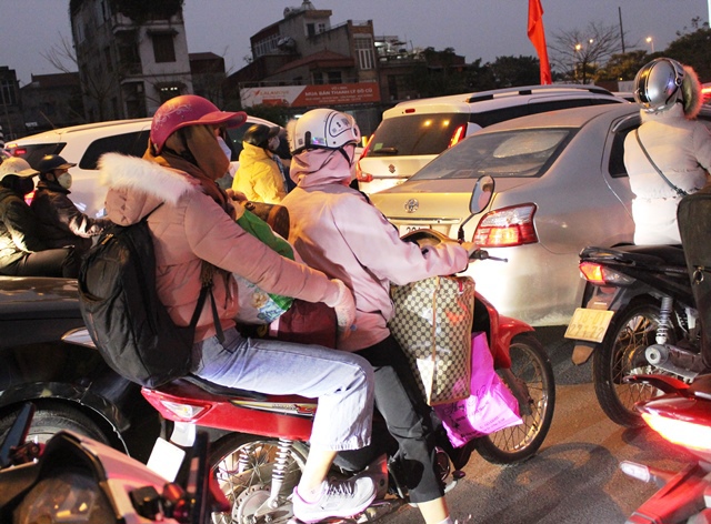 Người dân đổ về Hà Nội sau kỳ nghỉ, đường phố nội thành thông thoáng - Ảnh 3