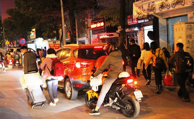 Người dân đổ về Hà Nội sau kỳ nghỉ, đường phố nội thành thông thoáng - Ảnh 9