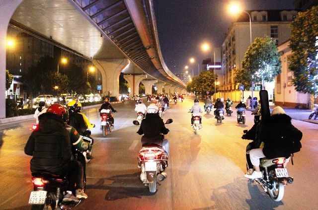Người dân đổ về Hà Nội sau kỳ nghỉ, đường phố nội thành thông thoáng - Ảnh 10