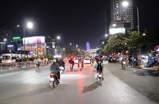 Người dân đổ về Hà Nội sau kỳ nghỉ, đường phố nội thành thông thoáng - Ảnh 11