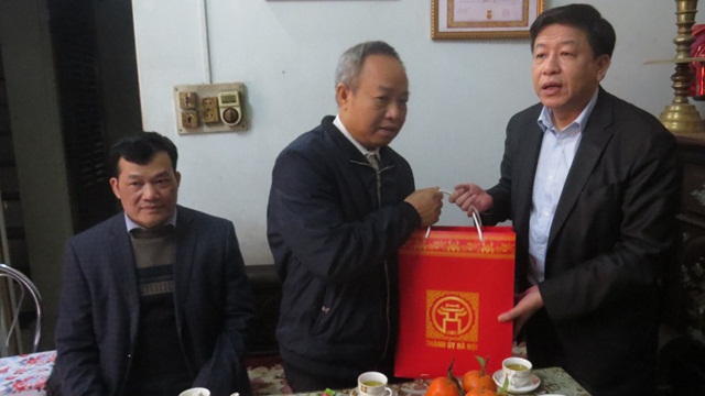 Phó Chủ tịch UBND TP Hà Nội Dương Đức Tuấn thăm, chúc Tết cá nhân tiêu biểu của huyện Thường Tín - Ảnh 1
