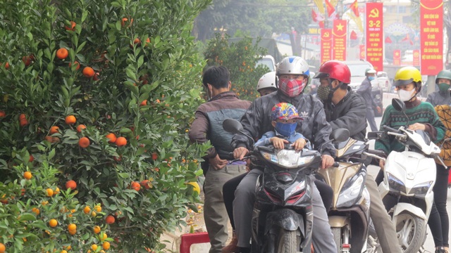 Người dân huyện Thường Tín chấp hành nghiêm việc đeo khẩu trang ở nơi công cộng - Ảnh 2