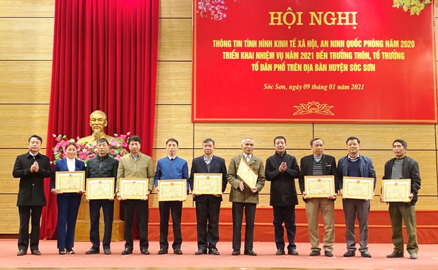 Huyện Sóc Sơn: Khen thưởng 13 trưởng thôn tiêu biểu trong năm 2020 - Ảnh 1