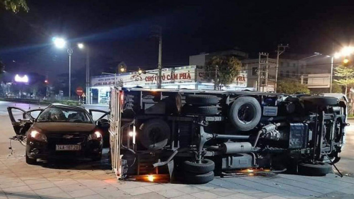 Quảng Ninh: Xe con va chạm xe tải khiến 8 người bị thương - Ảnh 1