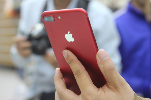 Từ 6/4, iPhone 7 đỏ chính hãng được bán ra thị trường - Ảnh 1