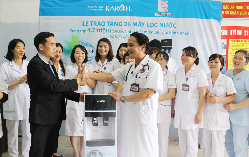 Karofi tặng 26 cây nóng lạnh tích hợp máy lọc nước cho bệnh nhân bệnh viện E - Ảnh 1