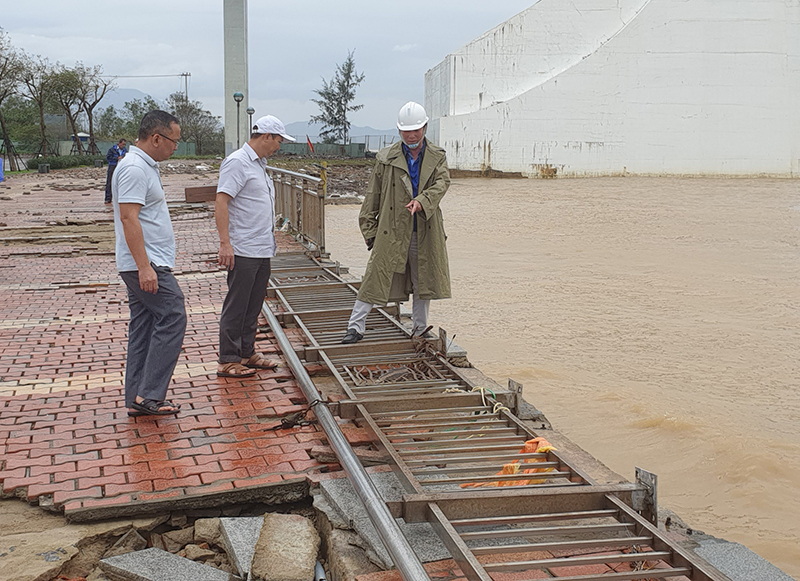 Ảnh: Bão 13 đi qua, bờ kè sông Hàn của Đà Nẵng bị sóng đánh tan nát - Ảnh 6