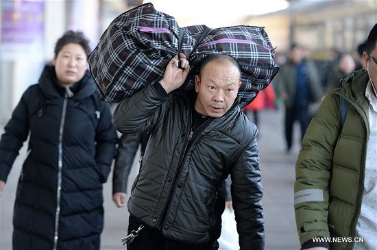 Sau Tết, người dân Trung Quốc chen chúc trở lại thành phố - Ảnh 3