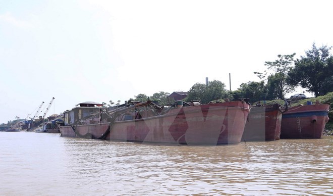 Bắt giữ 14 tàu khai thác, vận chuyển cát trái phép trên sông Hồng - Ảnh 1