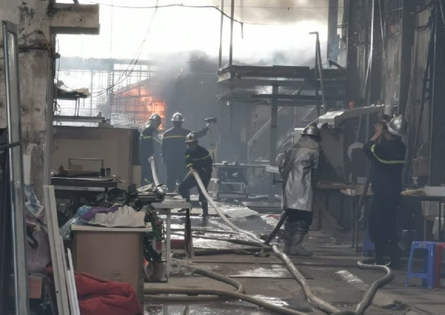 Hà Nội: Cháy lớn tại cửa hàng kinh doanh nội thất ở Dương Nội - Ảnh 2