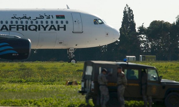 Những kẻ khống chế máy bay Libya thả 25 con tin - Ảnh 2