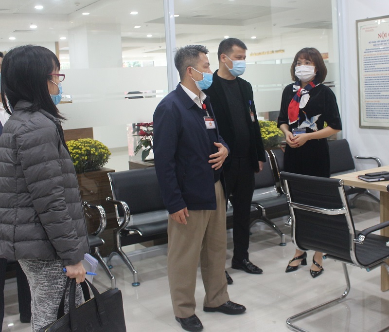 Kiểm tra công vụ đột xuất tại Hà Nội: Làm việc nghiêm túc gắn với đảm bảo phòng chống dịch từ ngày đầu năm - Ảnh 1