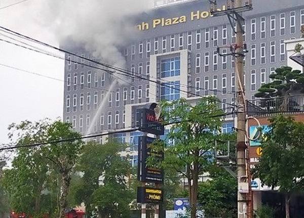 Nghệ An: Cháy tại khách sạn, một căn phòng bị lửa thiêu rụi hoàn toàn - Ảnh 2