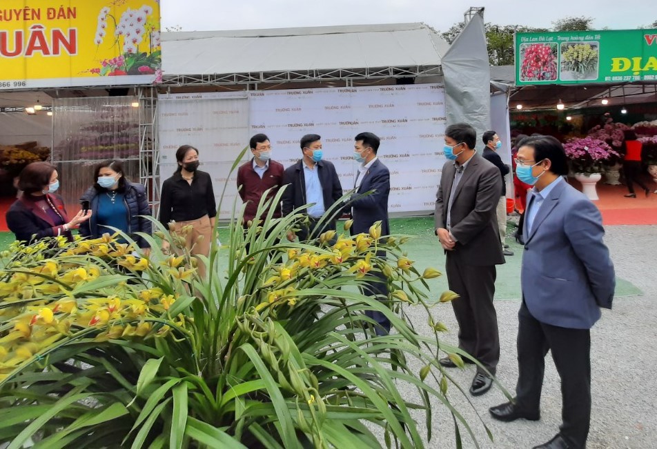 Chú trọng hơn công tác đảm bảo phòng chống dịch tại chợ hoa Tết trên địa bàn quận Thanh Xuân, quận Hà Đông - Ảnh 1