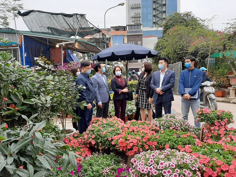Chú trọng hơn công tác đảm bảo phòng chống dịch tại chợ hoa Tết trên địa bàn quận Thanh Xuân, quận Hà Đông - Ảnh 2