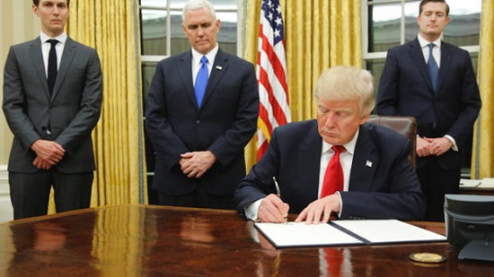 Tổng thống Donald Trump ký sắc lệnh “đóng băng” Obamacare - Ảnh 1