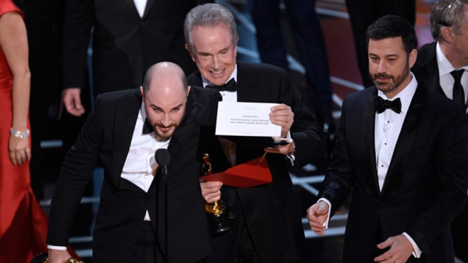 Oscar lần thứ 89: "Sốc" với màn xướng nhầm phim thắng giải - Ảnh 1