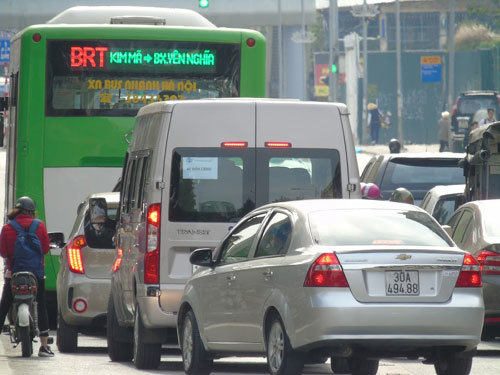Hàng loạt phương tiện cố tình lấn làn xe buýt BRT - Ảnh 6