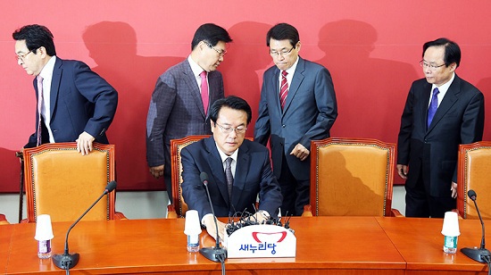 Hậu biến cố chính trị, lãnh đạo đảng cầm quyền Hàn Quốc từ chức - Ảnh 1
