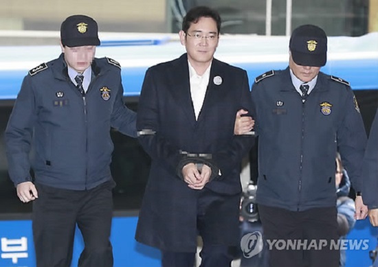 Lãnh đạo Samsung bị bắt, nhiều tài phiệt mất hàng chục tỷ Won - Ảnh 1