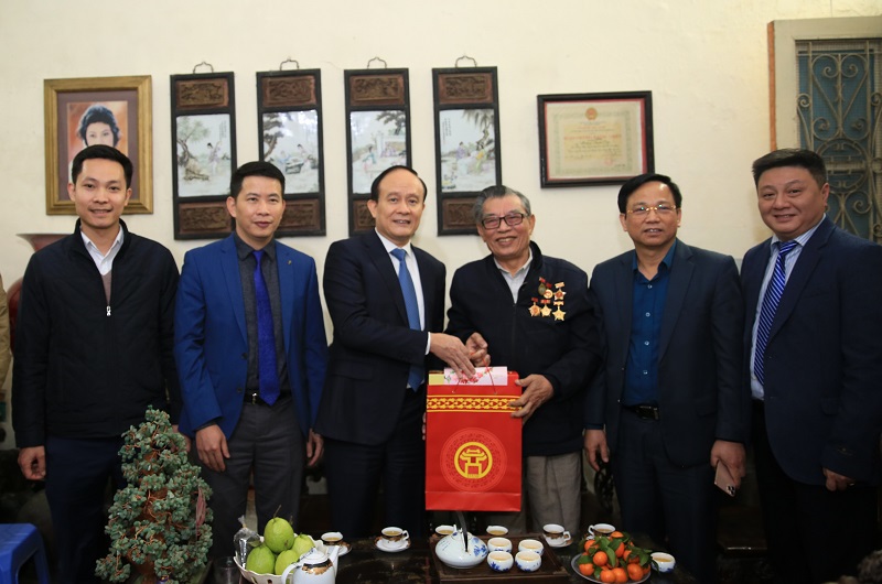Chủ tịch HĐND TP Hà Nội trao Huy hiệu 75 năm tuổi Đảng, chúc Tết gia đình chính sách quận Hoàn Kiếm - Ảnh 2