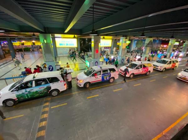 Mở thêm làn để xe công nghệ đón khách ở sân bay Tân Sơn Nhất - Ảnh 1