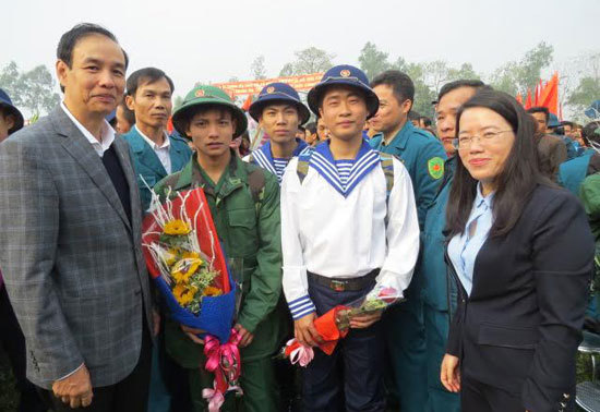 Phó Bí thư Thành ủy Đào Đức Toàn động viên tân binh lên đường nhập ngũ - Ảnh 1