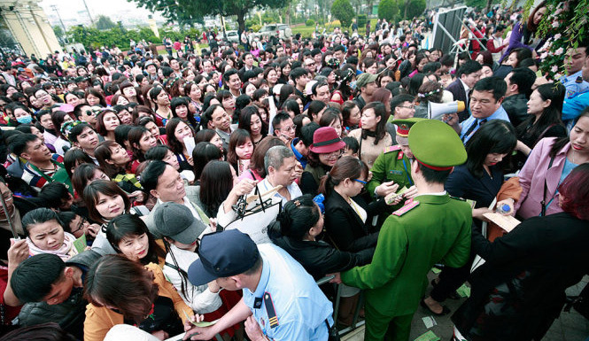 Tình trạng lộn xộn tại lễ hội hoa hồng Bulgaria vì đám đông ngoài dự kiến - Ảnh 1