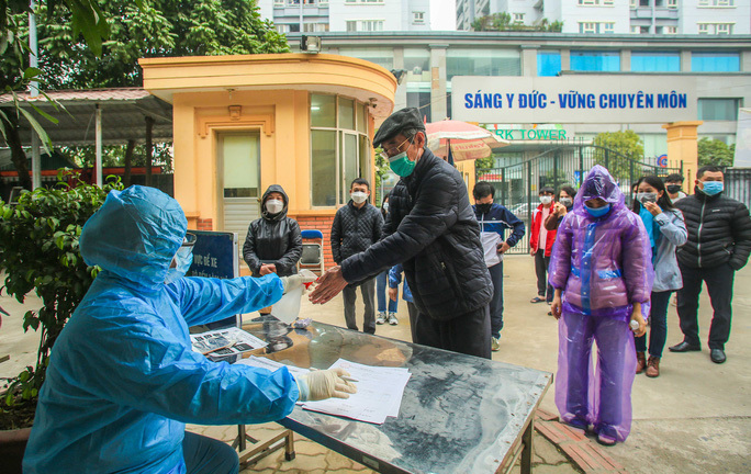 Bệnh nhân thứ 21 mắc Covid-19 ở Hà Nội gặp nhiều người trong 5 ngày, từ Nam ra Bắc - Ảnh 1
