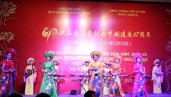 Liên hoan văn nghệ kỷ niệm 67 năm quan hệ ngoại giao Việt - Trung - Ảnh 3