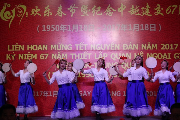Liên hoan văn nghệ kỷ niệm 67 năm quan hệ ngoại giao Việt - Trung - Ảnh 4
