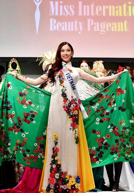 Năm 2016, mỹ nữ Việt, trang phục Việt tỏa sáng trên đấu trường sắc đẹp - Ảnh 11