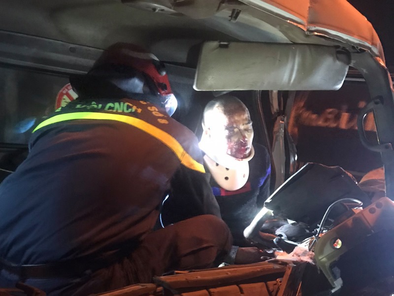 Hà Nội: Cảnh sát cắt ca bin cứu người bị mắc kẹt do tai nạn giao thông - Ảnh 1