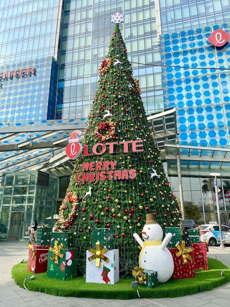 Ảnh] Cận cảnh những cây thông Noel “khổng lồ” tại Hà Nội