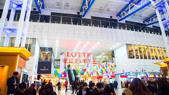 Bị trả đũa ở Trung Quốc, cổ phiếu Lotte tiếp tục lao dốc - Ảnh 1