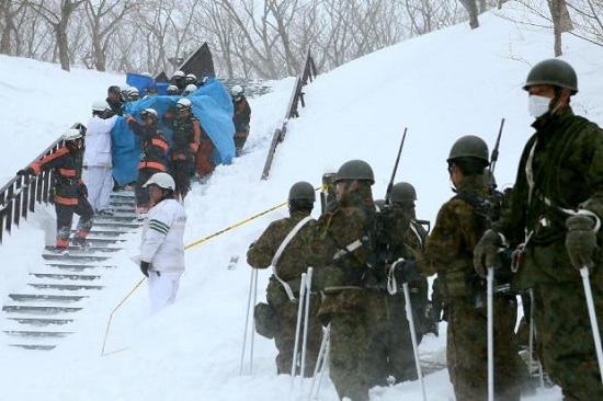 Lở tuyết ở Nhật Bản, 8 học sinh có thể đã thiệt mạng - Ảnh 1