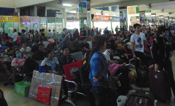 TP Hồ Chí Minh: Sân bay, bến xe kẹt cứng người về quê nghỉ Tết - Ảnh 2