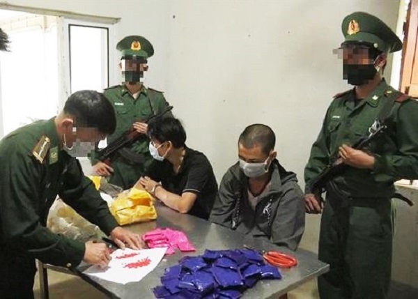 Nghệ An: Vận chuyển 17.600 viên ma túy tổng hợp, 2 đối tượng bị bắt giữ - Ảnh 1