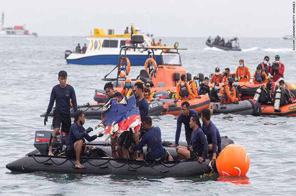 Lực lượng cứu hộ Indonesia tìm thấy thân máy bay rơi dưới đáy biển - Ảnh 1