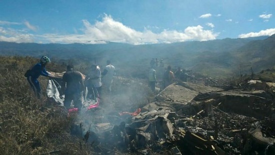 Máy bay Indonesia chở quân lương đâm vào núi, 13 người thiệt mạng - Ảnh 1