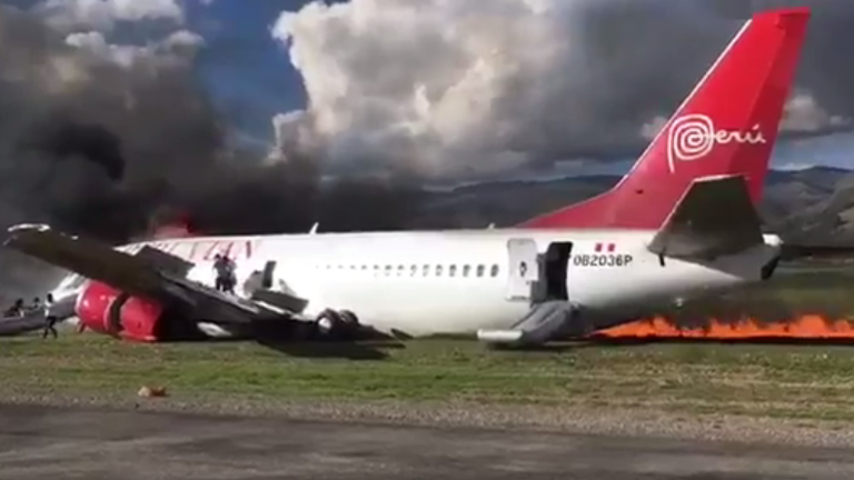 Máy bay Boeing bốc cháy ngùn ngụt ở Peru - Ảnh 1