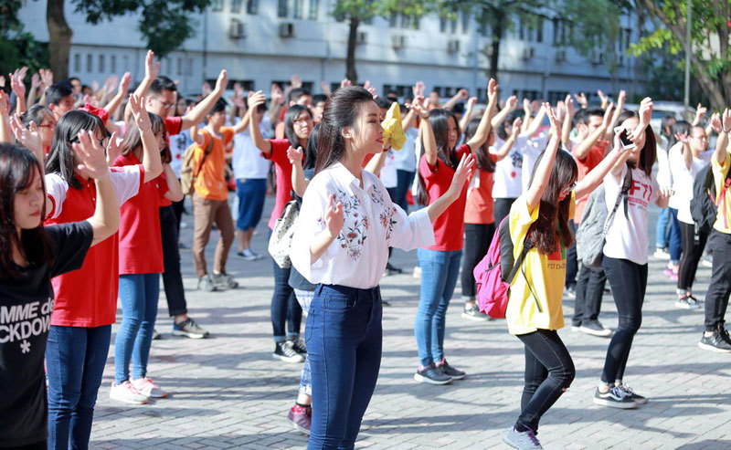 Hoa hậu Mỹ Linh nhảy flashmob chúc mừng thầy cô giáo - Ảnh 3