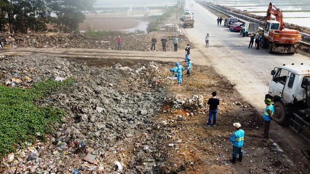 Phun Poshi-Sell đảm bảo môi trường 2 điểm rác “khủng” tồn đọng tại huyện Mỹ Đức - Ảnh 2