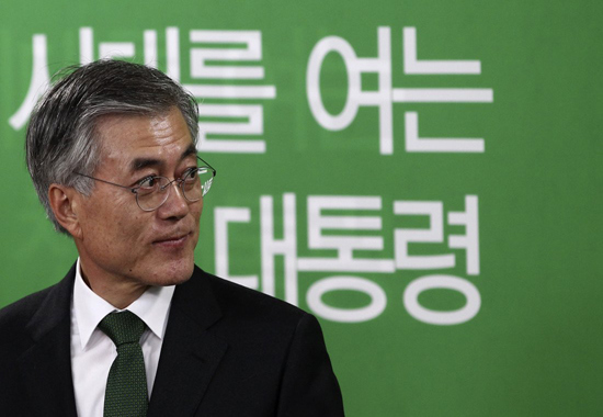 Bầu cử Tổng thống Hàn Quốc: Hai ứng viên hàng đầu bám đuổi sít sao - Ảnh 2