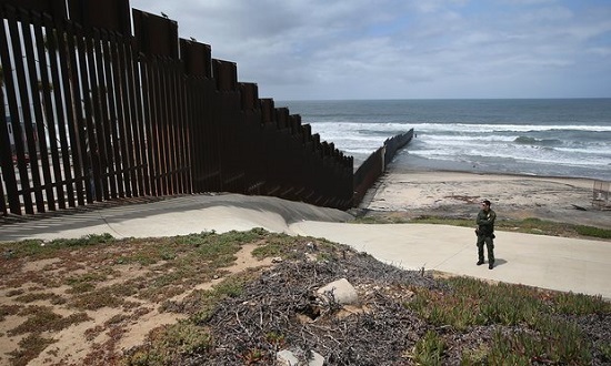 Ông Trump: Mexico phải hoàn tiền xây tường ngăn biên giới - Ảnh 1