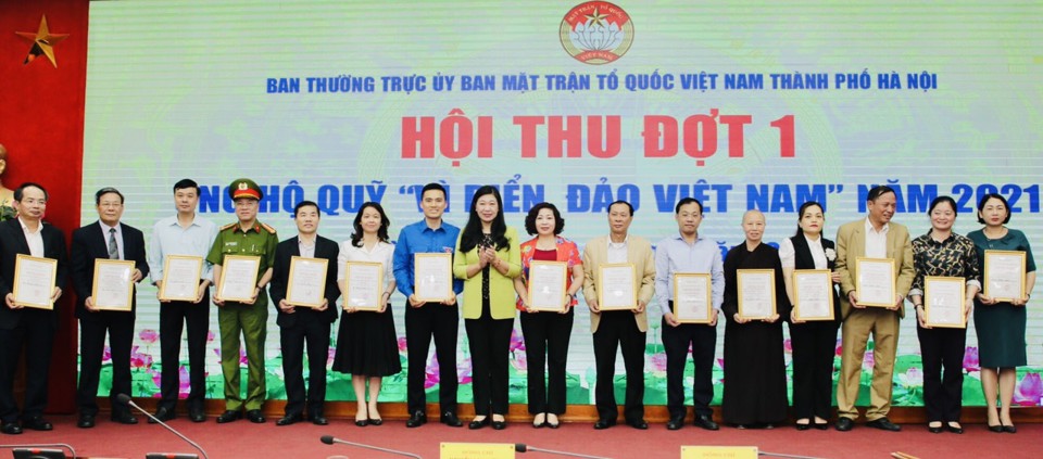 Hà Nội: 12 tỷ đồng ủng hộ Quỹ “Vì biển, đảo Việt Nam” - Ảnh 2