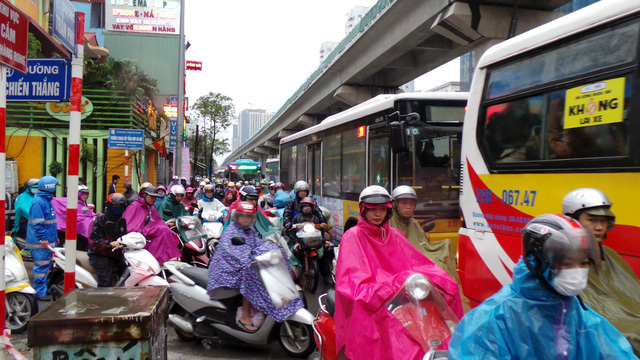 Hà Nội: Ùn tắc kéo dài trên nhiều tuyến phố trung tâm - Ảnh 2