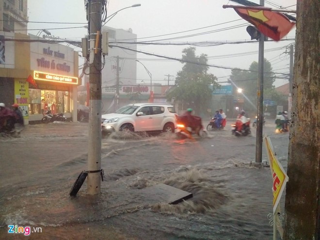 TP Hồ Chí Minh mưa lớn, ngập đường bất thường giữa mùa khô - Ảnh 1
